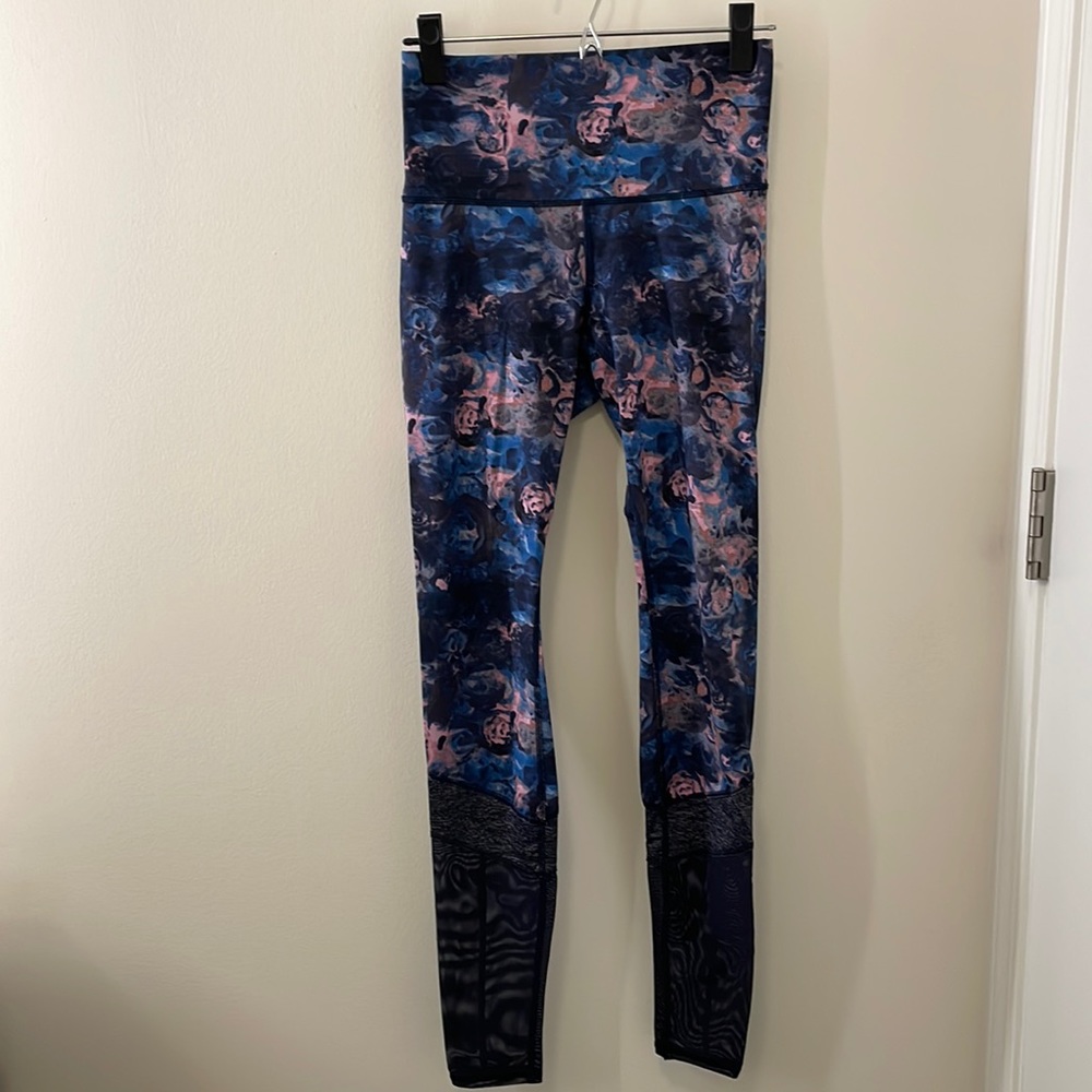 Lululemon size 6 leggings with mesh detail